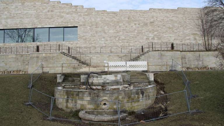 Wasser soll wieder fließen: Der Brunnen der alten Henschel Villa an der Grimmwelt soll bis zur documenta wieder soweit wie möglich rekonstruiert werden. © Ludwig