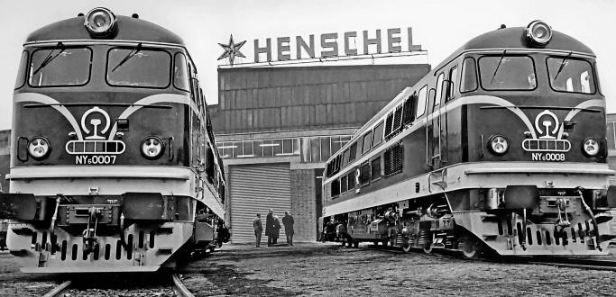 Fertig zur Auslieferung: Aus dem Jahr 1972 stammt diese Aufnahme mit zwei Lokomotiven, die bei Henschel produziert und nach China ausgeliefert wurden. Im Hintergrund ist das Firmenlogo mit dem Henschelstern zu sehen. FOTO: HENSCHELMUSEUM/