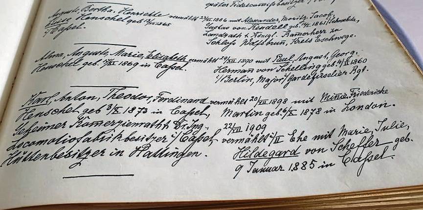 Gestochen scharfe Handschrift: Sophie Henschel hat in ihren Lebenserinnerungen die Hochzeiten ihrer Kinder fein säuberlich aufgelistet. Damals war sie 71 Jahre alt, am Grauen Star operiert und hatte einen leichten Schlaganfall erlitten. FOTO: CLAUDIA FESER